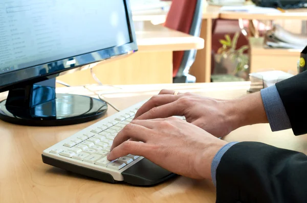 Las manos del hombre sobre un teclado blanco. Mecanografía — Foto de Stock