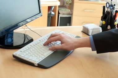 elini üzerine beyaz bir klavye. yazarak