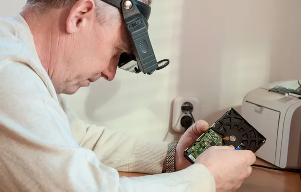 Man repairs a motherboard — Stock Photo, Image