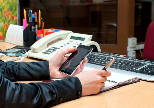 Frau schreibt etwas auf ein weißes Papier. Büroarbeit — Stockfoto