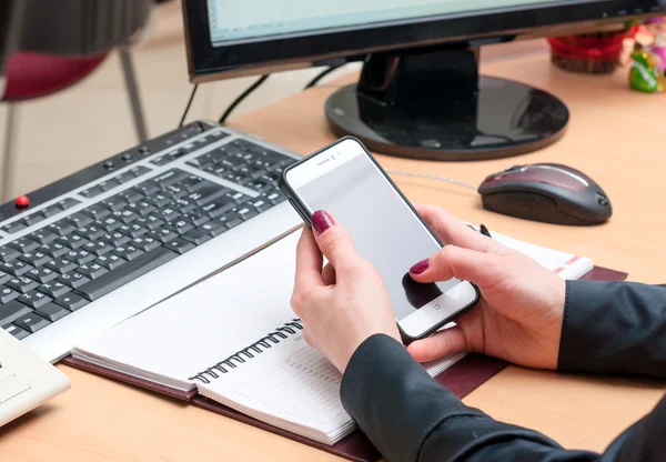 Une femme utilise un téléphone portable. Travaux de bureau Images De Stock Libres De Droits