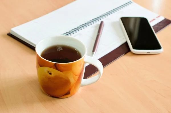 Tasse Tee auf dem Bürotisch — Stockfoto