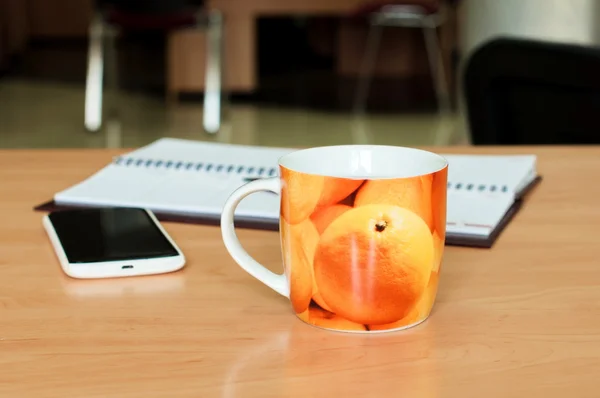 Tasse Tee auf dem Bürotisch — Stockfoto