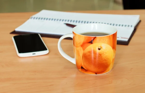 Tasse Tee auf dem Bürotisch — Stockfoto