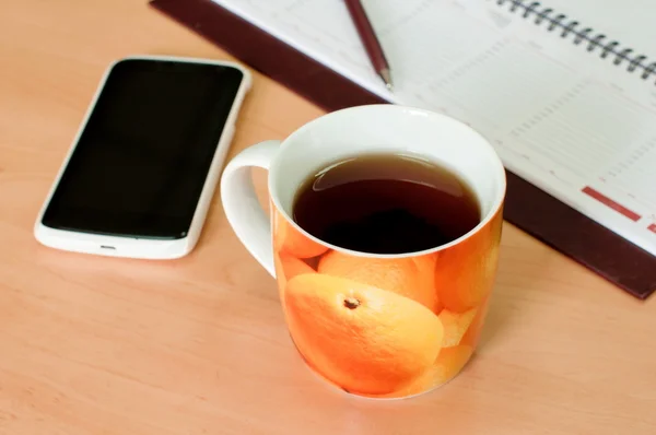 Tasse Tee auf dem Bürotisch — Stockfoto