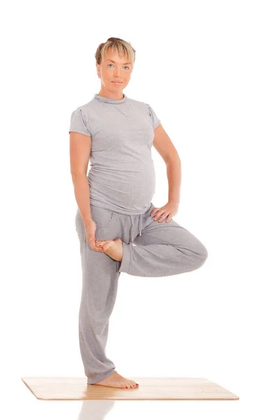 Pregnant woman practices yoga — Stock Photo, Image