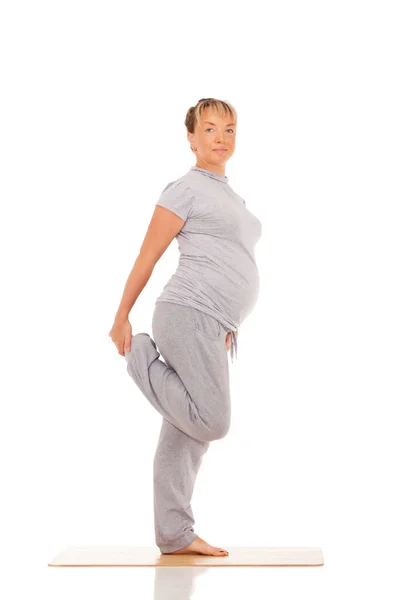 Mujer embarazada practica yoga — Foto de Stock