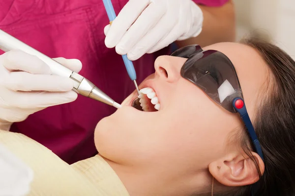 Estomatologia é divertida: dentista no trabalho — Fotografia de Stock