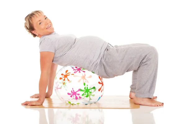 Mujer embarazada practica yoga Imagen de archivo