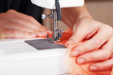 Moda tasarımcısı iş başında