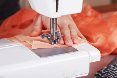 Moda tasarımcısı iş başında