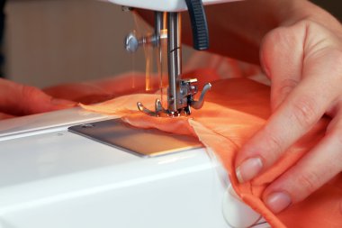 Moda tasarımcısı iş başında