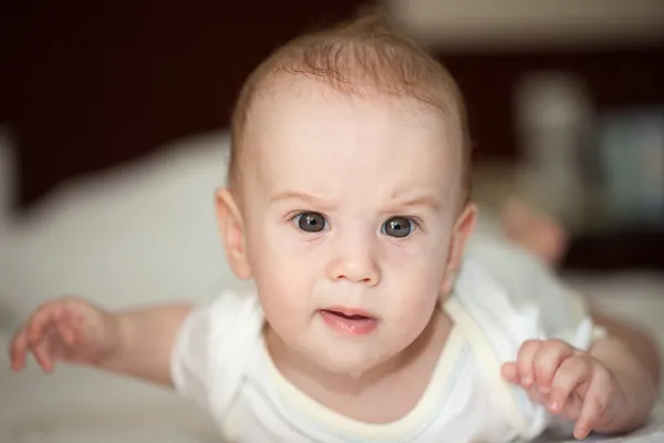 교묘한 얼굴로 침 흘리는 아기 — 스톡 사진