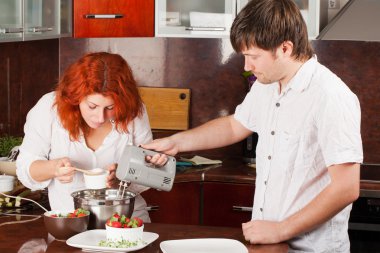 Genç çift mutfak: birlikte pasta yapma