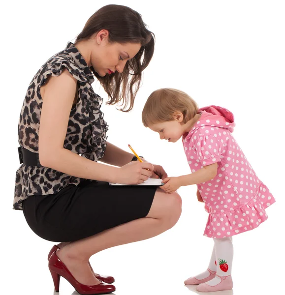 Dotter är att kontrollera mammas arrangör — Stockfoto