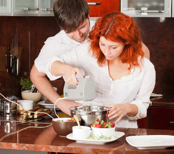 Genç çift mutfak: birlikte pasta yapma