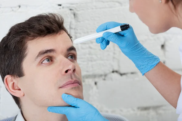 Comprueba tus ojos cansados — Foto de Stock