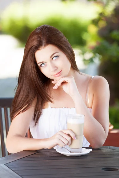 Alleen in café — Stockfoto