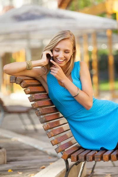 Op de telefoon — Stockfoto