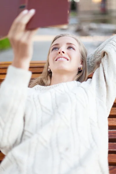 Reading a book — Stock Photo, Image