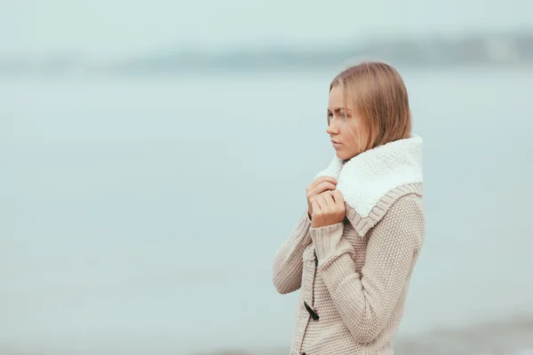 Sahilde yalnız bir kız