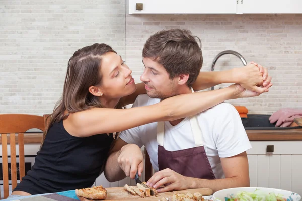 Paar in der Küche — Stockfoto