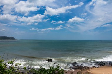 Deniz plajı gündüz çok güzel görünüyor.