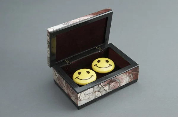 Sten låda med magneter. — Stockfoto