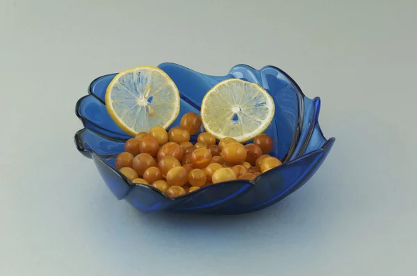 Vase mit Bernstein- und Zitronenscheiben. Stillleben. — Stockfoto