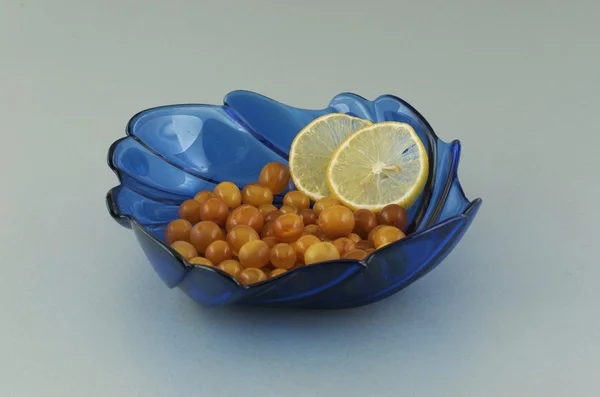 주황색 그리고 레몬 조각과 꽃병입니다. 정. — 스톡 사진
