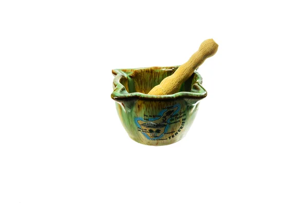 Argamassa de cerâmica com pilão de madeira . — Fotografia de Stock