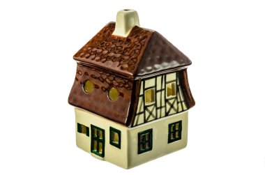 beyaz zemin üzerine seramik oyuncak ev.