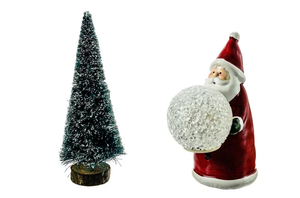 La figura de Santa Claus y el árbol de Navidad sobre un fondo blanco — Foto de Stock