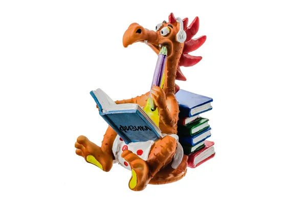 Keramischer Drache mit Lehrbüchern über Physik. — Stockfoto