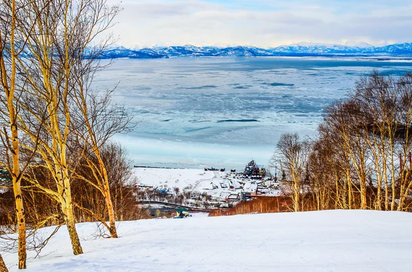 Oroszország, a Kamcsatka-félszigeten. freeride síelést a vulkánok. — Stock Fotó