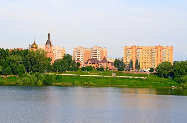 View of the Church Ramenskoye from the side of the lake. — Stock Photo, Image