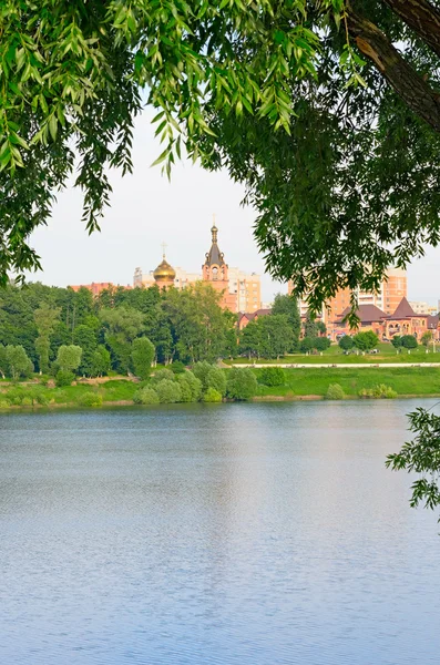 Vista de la Iglesia Ramenskoye desde el lado del lago . —  Fotos de Stock