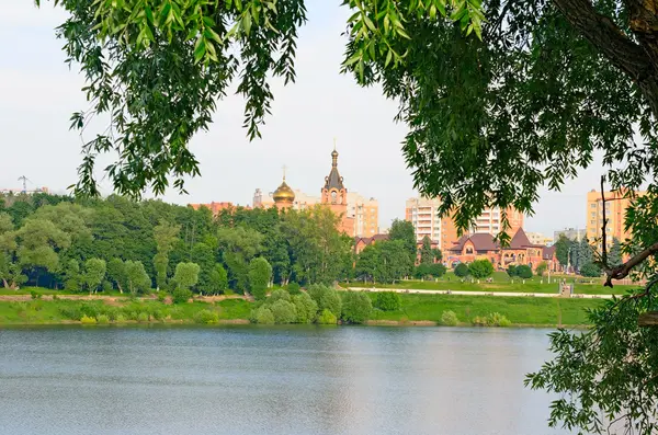 View of the Church Ramenskoye from the side of the lake. — Stock Photo, Image