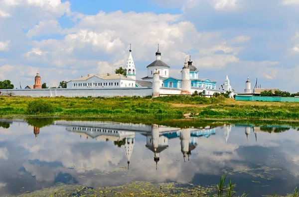 Bobrenev klooster gesticht in de 14e eeuw, Rusland. — Stockfoto