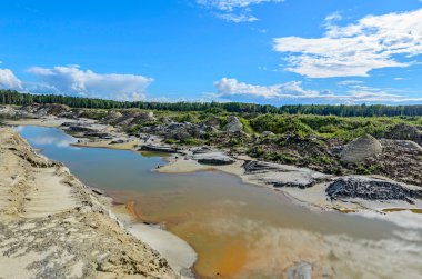 Ekskavatör kuvars kum çıkarımı.
