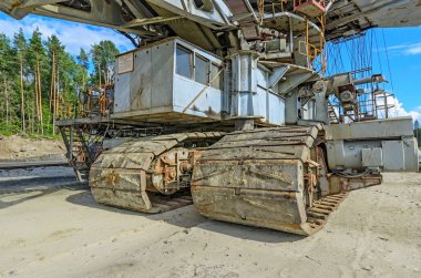 Ekskavatör kuvars kum çıkarımı.