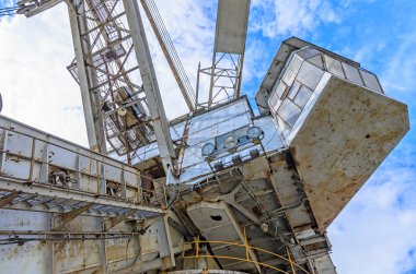 Ekskavatör kuvars kum çıkarımı.