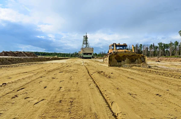 Extraction of quartz sand walking excavators. — Stock Photo, Image