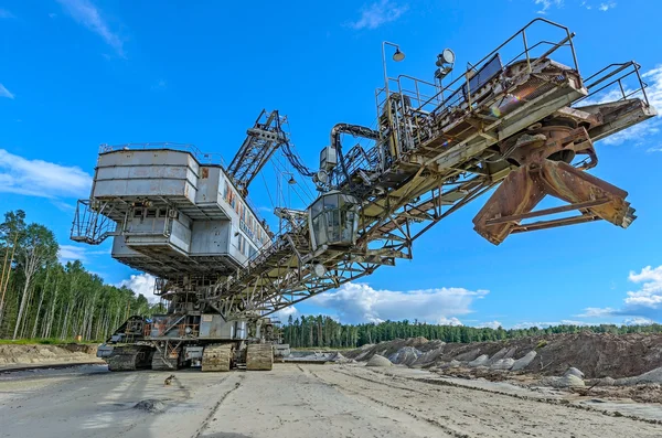 Utvinning av kvartssand promenader grävmaskiner. — Stockfoto