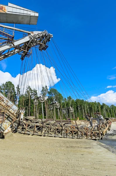 Abbau von Quarzsand-Laufbaggern. — Stockfoto