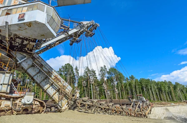 Extraction of quartz sand walking excavators. — Stock Photo, Image