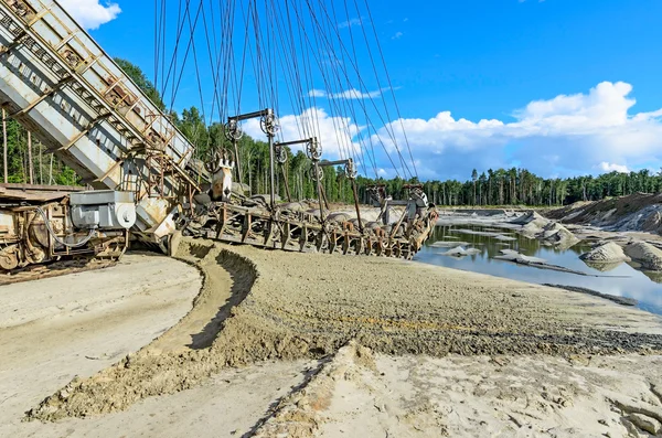 Abbau von Quarzsand-Laufbaggern. — Stockfoto