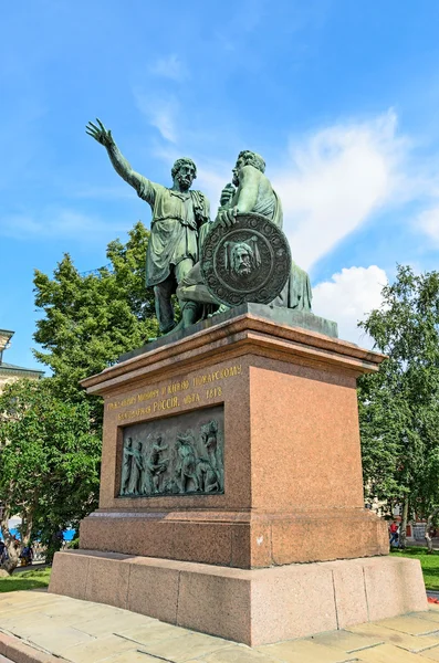 Pomnik minin i Pożarskiego na placu czerwonym w Moskwie. — Zdjęcie stockowe