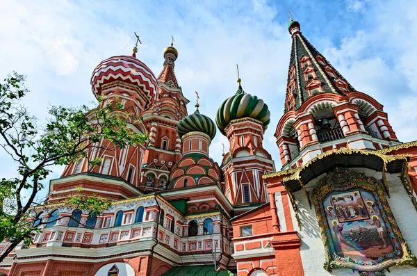 St. Basil's Cathedral on red square in Moscow. — Stock Photo, Image