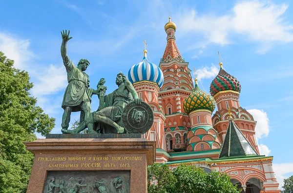 Das Denkmal für Minin und Poscharski auf dem Roten Platz in Moskau. — Stockfoto